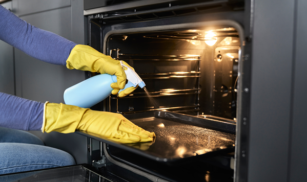 cleaning-the-oven-for-efficiency