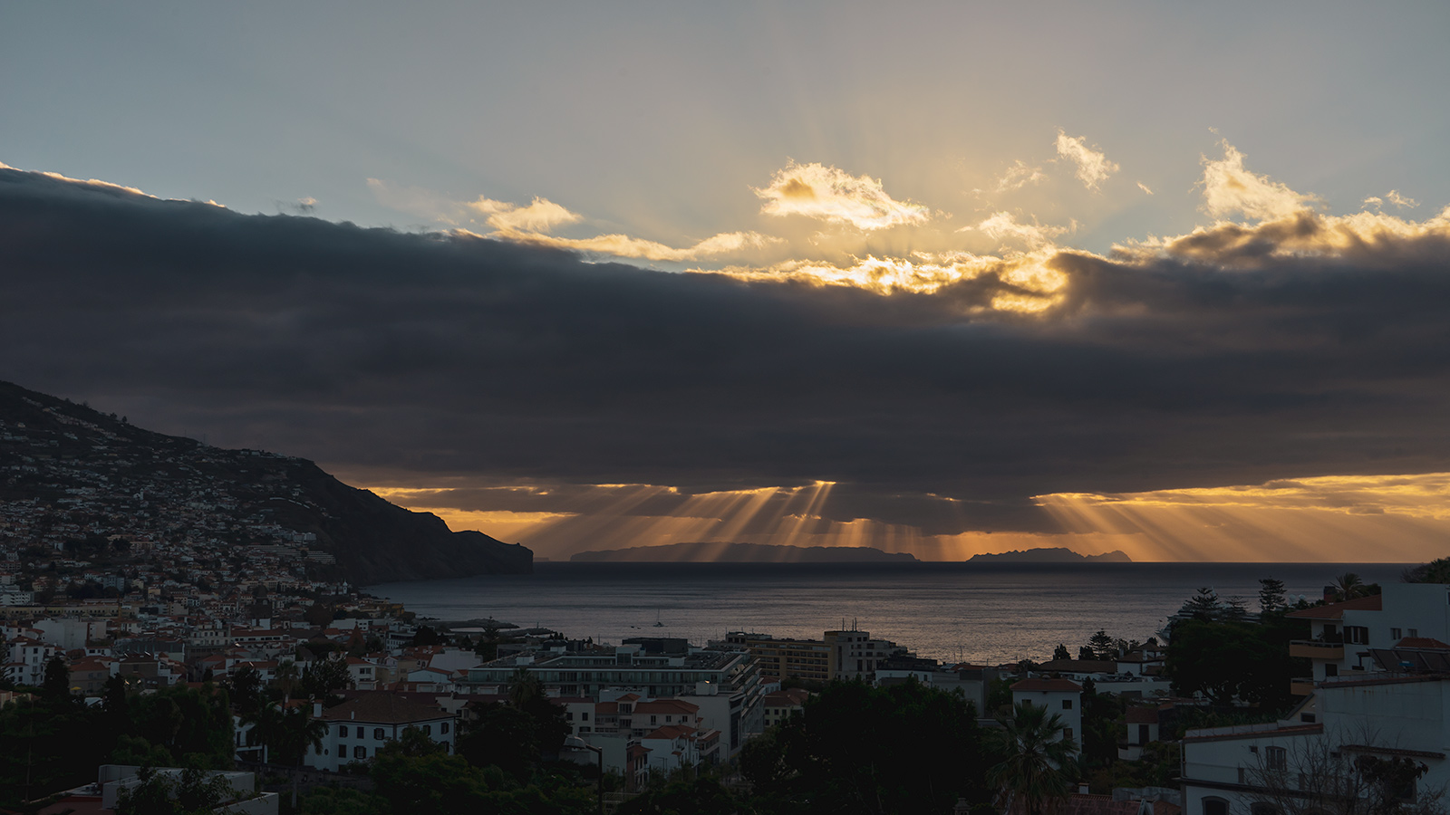 Auringonnousu Funchalissa. Horisontissa näkyvät Desertassaaret.