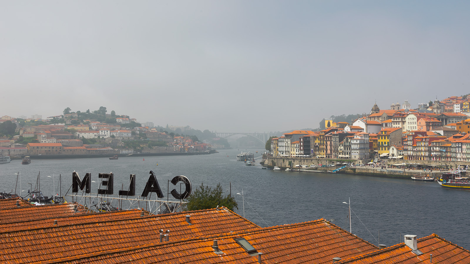 Näkymä Douro-joelle Calemin Portviini-kellarin takaa Portossa