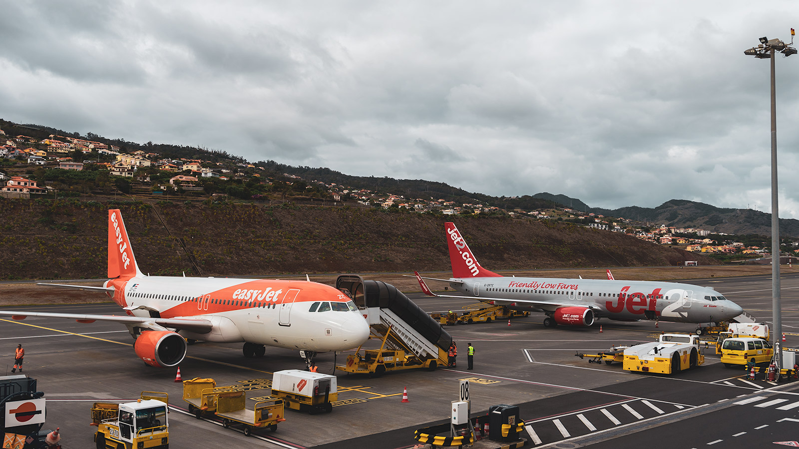 Madeiran lentokenttä tarjoaa loistavat mahdollisuudet lentokoneiden katseluun lähietäisyydeltä terassin ansiosta