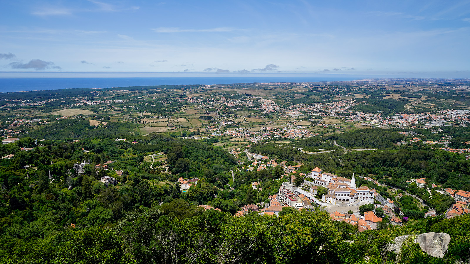 Mahtavat näkymät Maurien linnasta. Sintran kansallispalatsi etualalla ja Quinta da Regaleira näkyy vasemalla.
