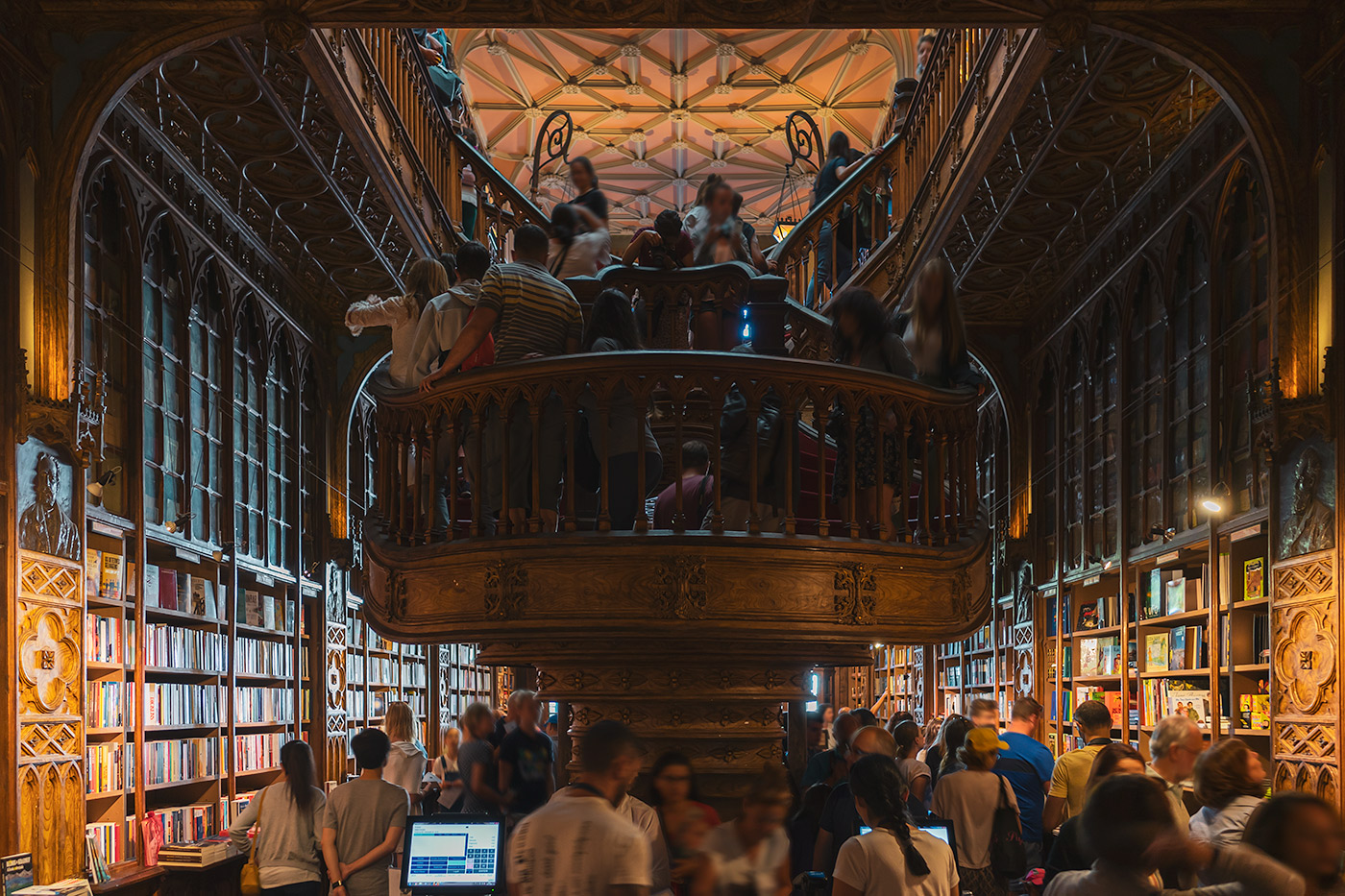 Täpötäysi Livraria Lello "Harry Potter" -kirjakauppa Portossa.