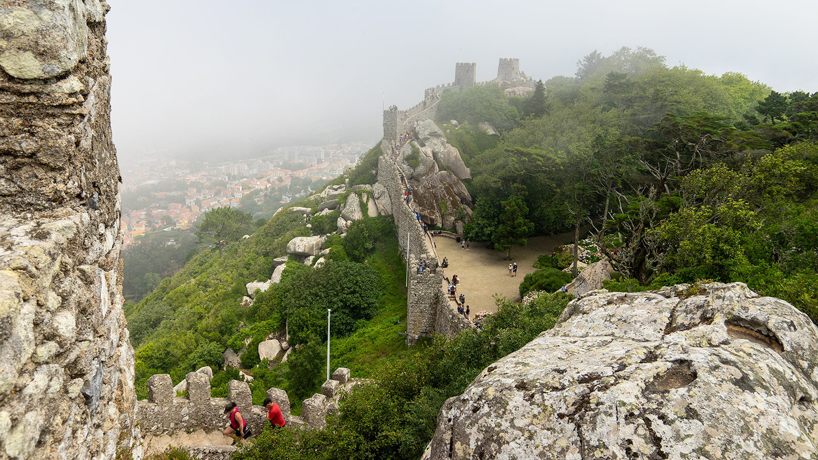 Sumuisia näkymiä Maurien linnalta (Castelo dos Mouros). Kirkkaana päivänä näkee kauas.