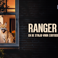 De podcastserie Ranger Rob - De Strijd voor Exotische Dieren volgt Rob van der Graaf, die vecht om zijn exotische dieren te redden te midden van veranderende wetgeving en bureaucratie. Met servals, woestijnvossen en stokstaartjes in een overvolle achtertuin, zoekt hij wanhopig een nieuwe opvangplek. Een must-listen voor dierenvrienden en documentaireliefhebbers.
