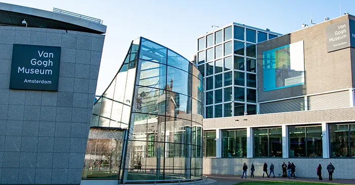 Het Van Gogh Museum in Amsterdam. Dit museum gebruikt FlexWhere voor het hybride werken.