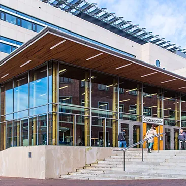 Das Rathaus von Vlaardingen. Diese niederländische Gemeinde setzt FlexWhere für hybrides Arbeiten ein.