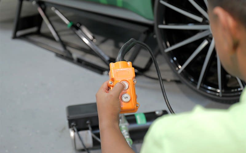 Lifting-Vehicle-With-QuickJack