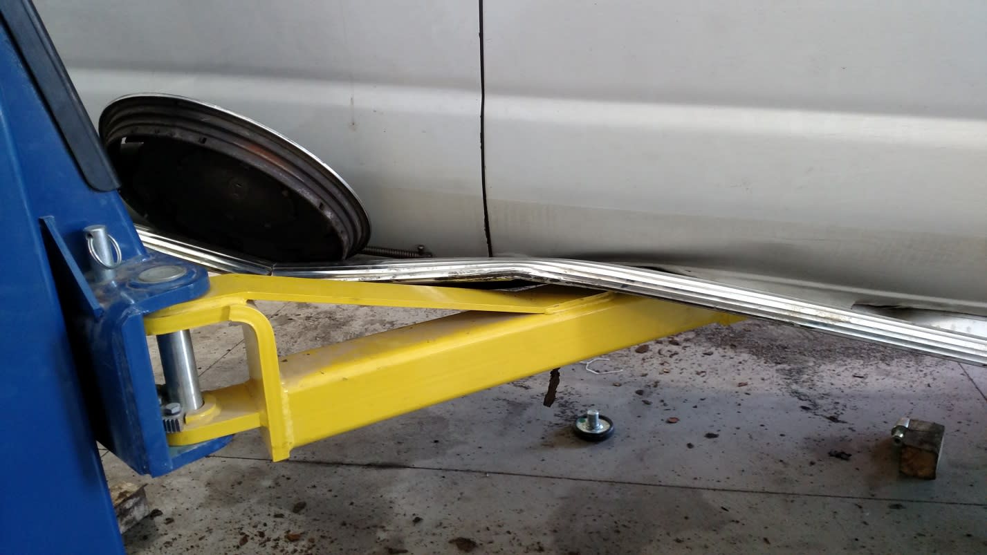 Incorrect Lift Arm Placement Crushing Vehicle Rocker Panel