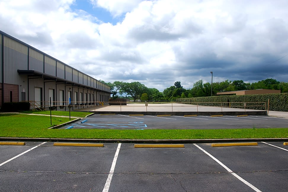 BendPak Mobile Alabama Distribution Facility Parking and Loading Area