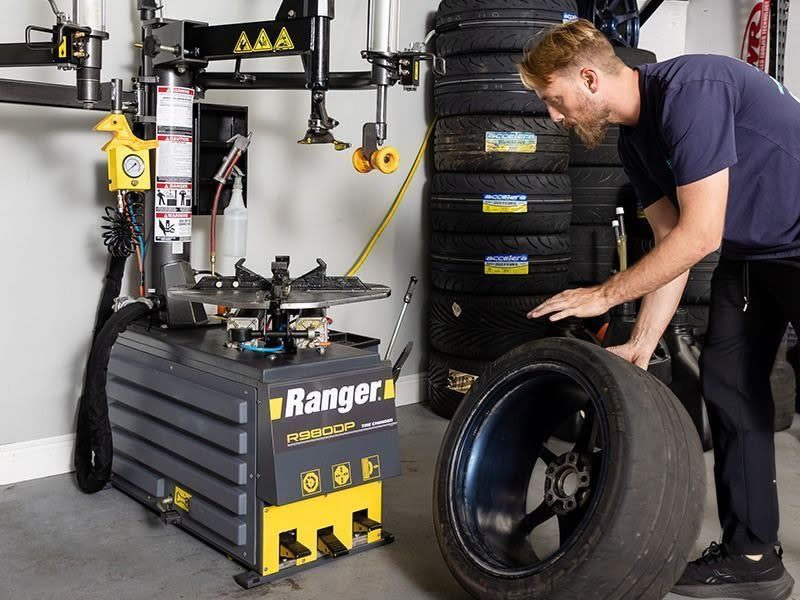 R980DP Tire Changer Handling Wide Performance Tire