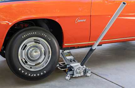 Fast-Lift Floor Jack for Quicker Vehicle Service