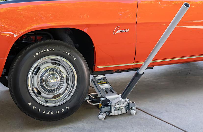 Fast-Lift Floor Jack for Quicker Vehicle Service