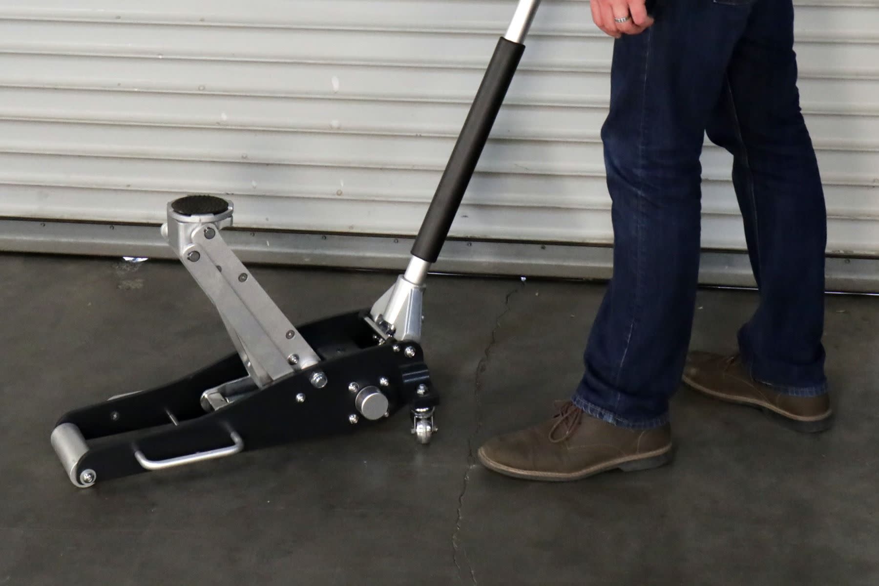 Lightweight Aluminum Floor Jack for Easy Handling