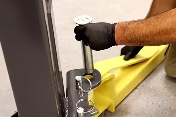 maxjax-portable-car-lift-two-post-5175548-installation-lift-arms-01
