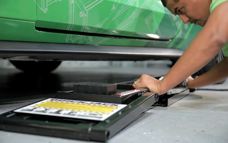 Slide-QuickJack-Frames-Under-Vehicle