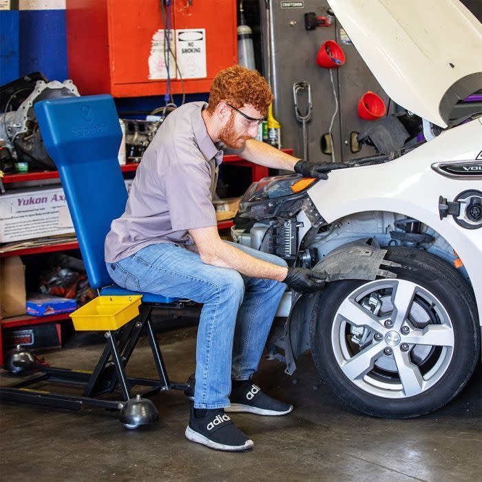 Ranger Ergochair Rolling Shop Seat In Use