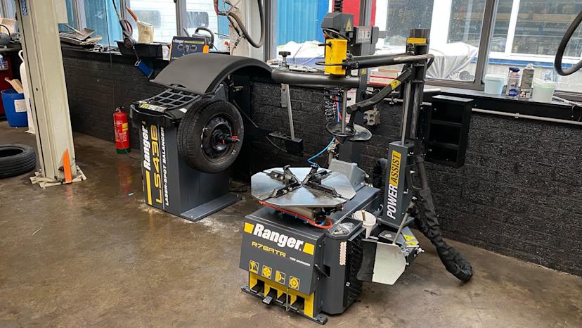 Ranger R76ATR Tire Changer with Power Assist Arm