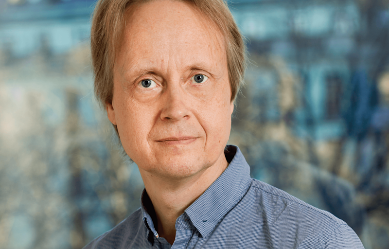 Porträttbild av manlig forskare i blå skjorta