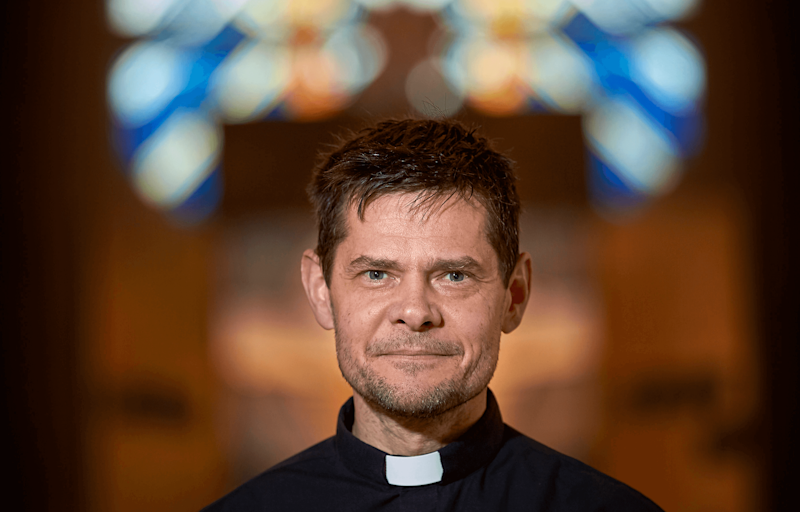 Manlig präst i kyrkomiljö