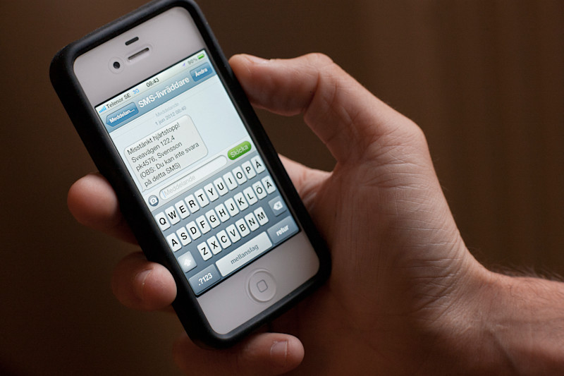 Hand som håller i en mobiltelefon