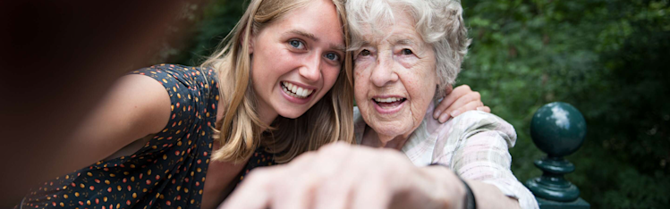 Ung tjej och äldre dam tar en selfie