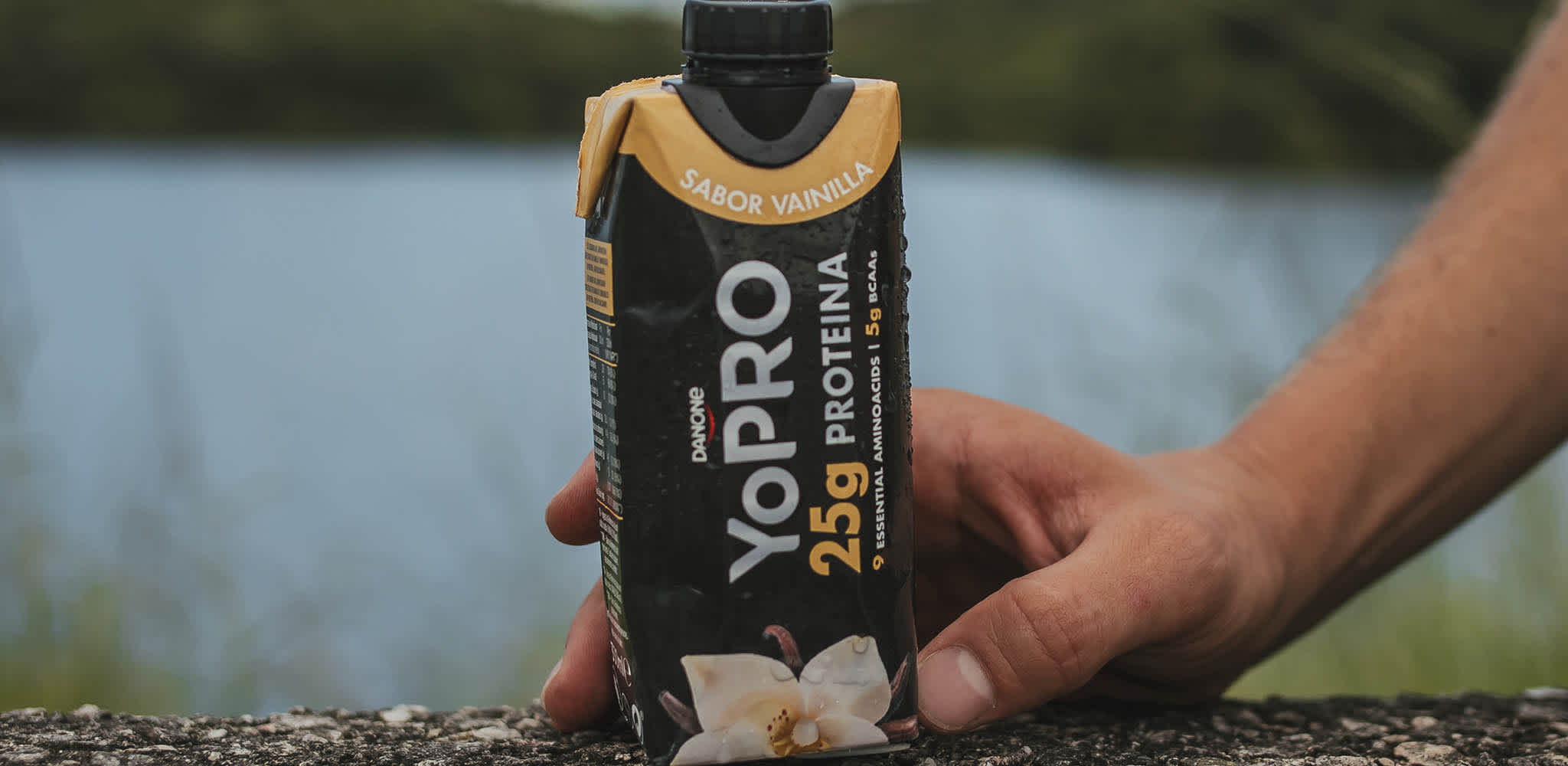 Bebida YoPRO com paisagem ao fundo
