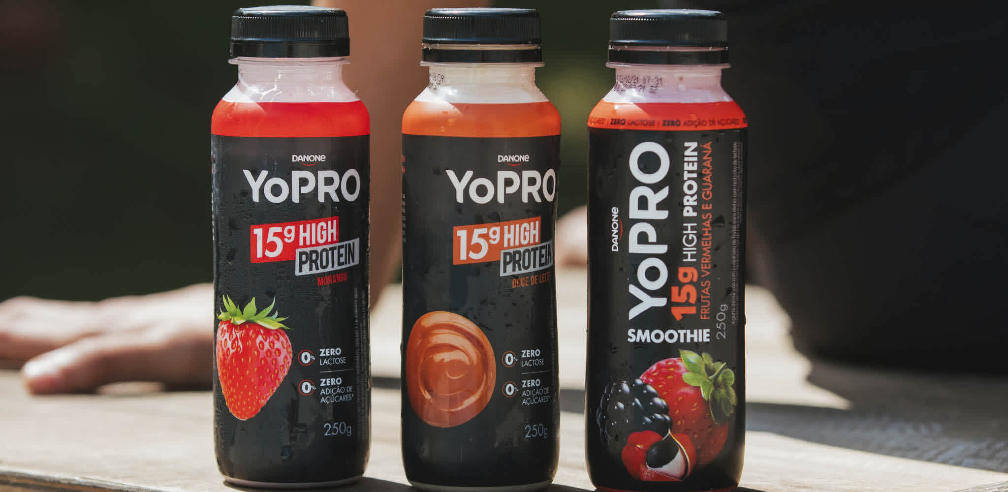 Três garrafas de YoPRO Smoothie