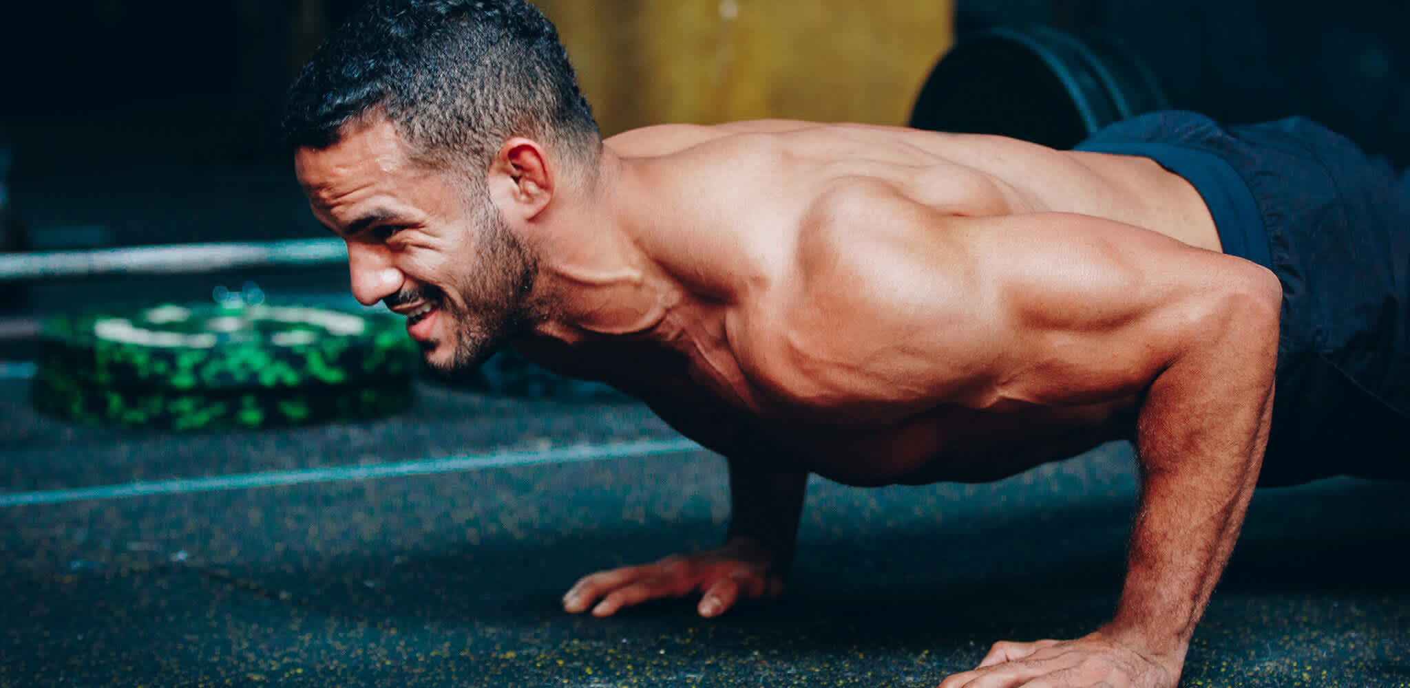 Homem faz flexão para fortalecer bíceps