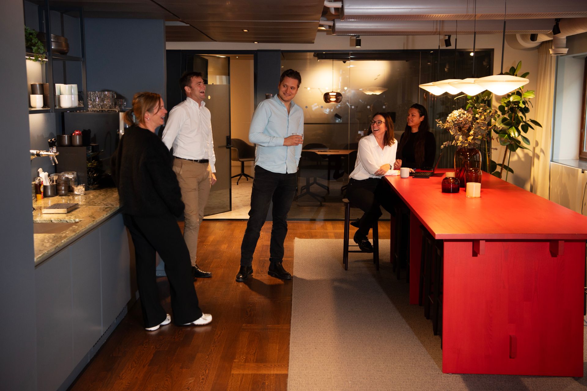 Glada kollegor som tar en fika tillsammans.