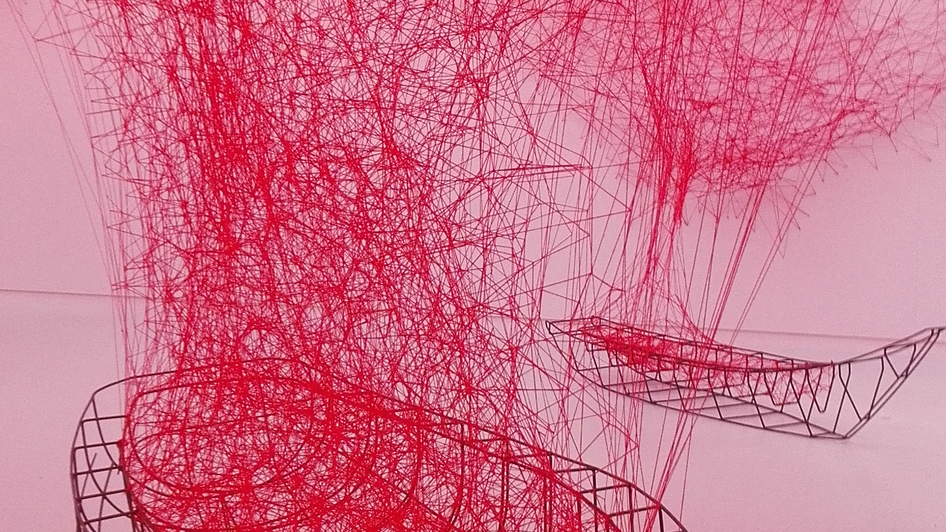 Decoratieve afbeelding van een kunstwerk van Chiharu Shiota in het Noordbrabants Museum, 2017