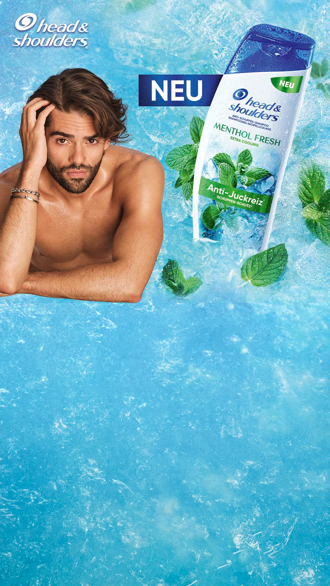 Ein Mann mit dunklem Haar und Bart berührt sein Haar vor einem Hintergrund aus Eis und Minzblättern. Daneben befindet sich eine Flasche Head & Shoulders Menthol Fresh mit Motiven aus Minze und Eis, die ein kühlendes Frischegefühl vermitteln.