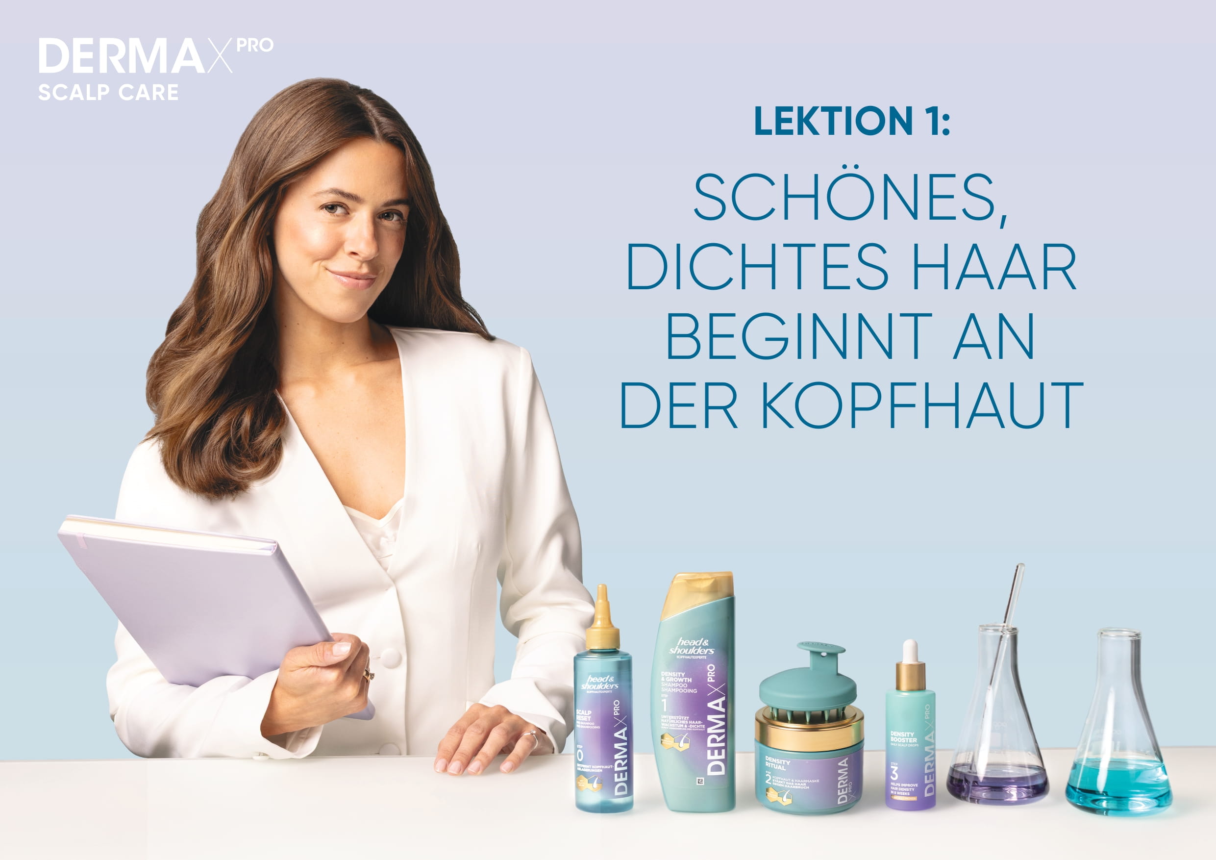 Das Model steht neben den Produkten der DERMAXᴾᴿᴼ Density & Growth Linie.