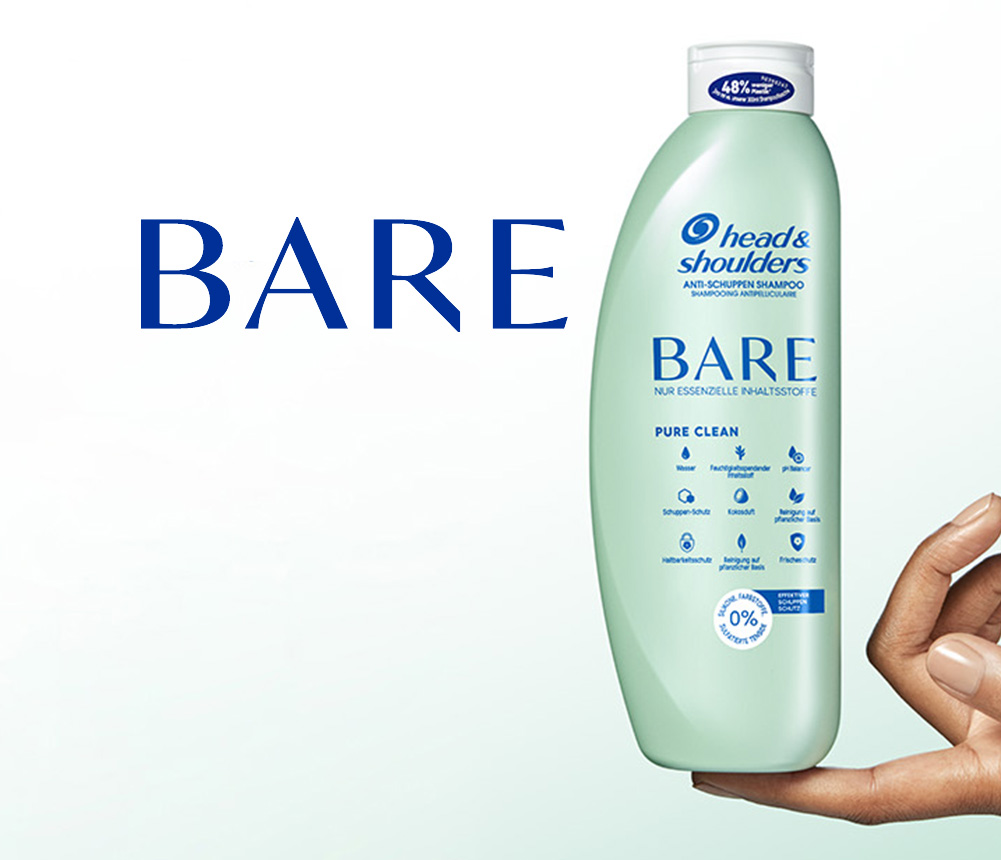 BARE Pure Clean: Shampooflasche für fettige Kopfhaut mit BARE-Titel rechts, links zwei junge Menschen, ein Mann und eine Frau, lächelnd