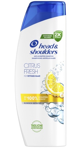 Head & Shoulders Classic Clean Shampooflasche, halb im Wasser eingetaucht.