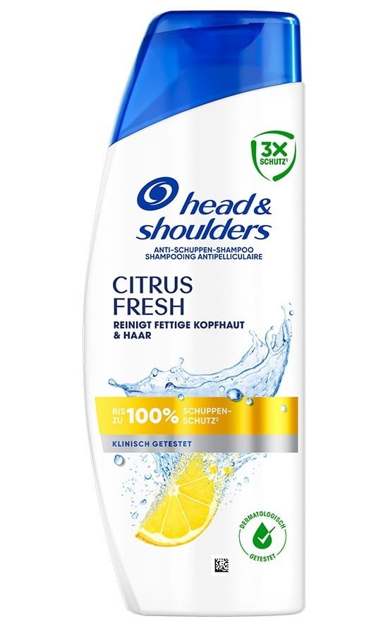 Head & Shoulders Classic Clean Shampooflasche, halb im Wasser eingetaucht.
