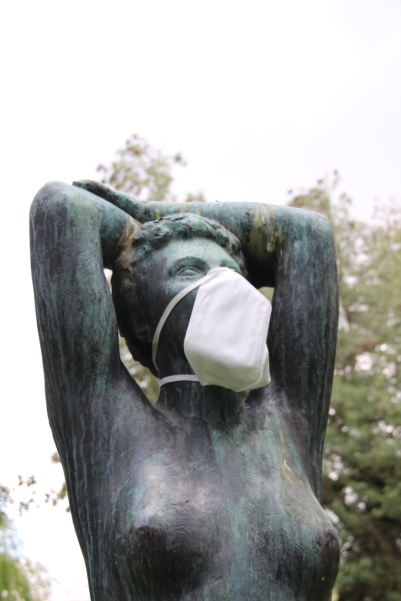 Photo de la statue “La Jeunesse” (Parc Bertin) protégée par un masque