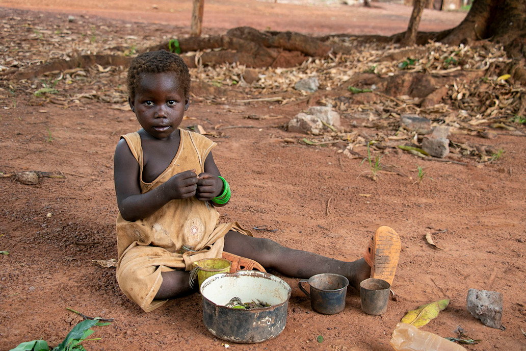 Enfant d’une bénéficiaire d’un projet d’appui à la sécurité alimentaire par l’ONG Solidarités internationales, jouant à la préparation de nourriture à Dékoa. La sous-préfecture de Dékoa est l’une des 22 sous-préfectures où l’insécurité alimentaire est en phase d’urgence. ©OCHA / V. Bero