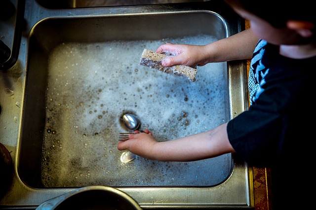 child-washing-dishes
