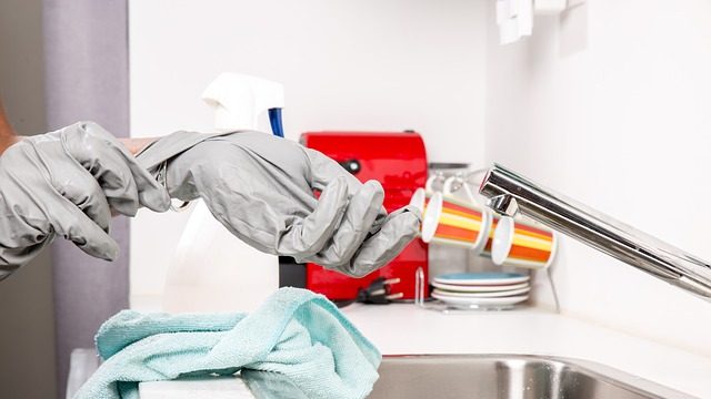 cleaning-rubber-gloves-640x360.jpg