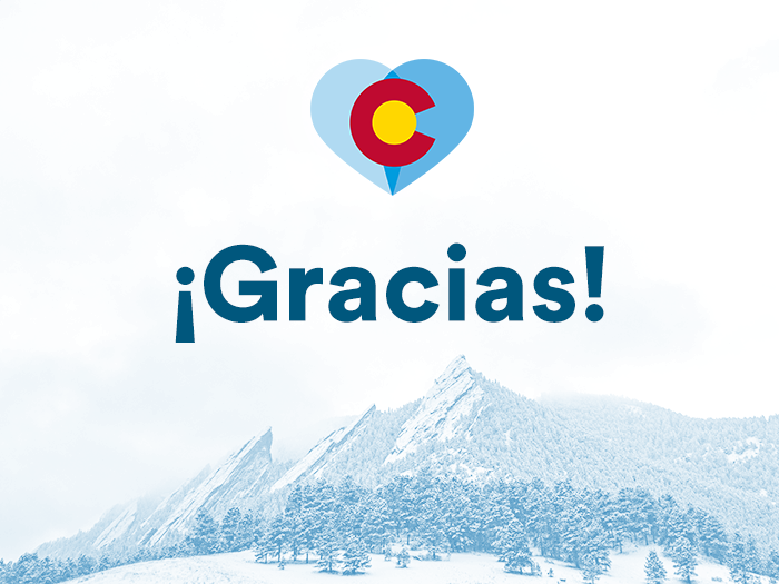 Un corazón superpuesto a la bandera de Colorado con las Boulder Flatirons en el fondo