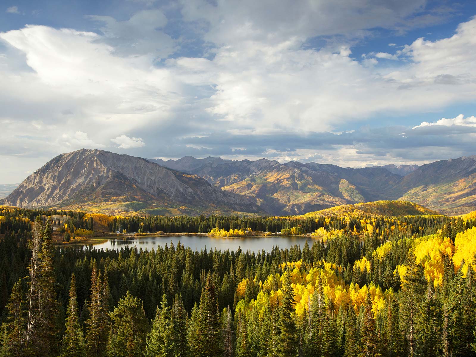 Arboles de Autumn y lago en las Montañas de Colorado Rocky