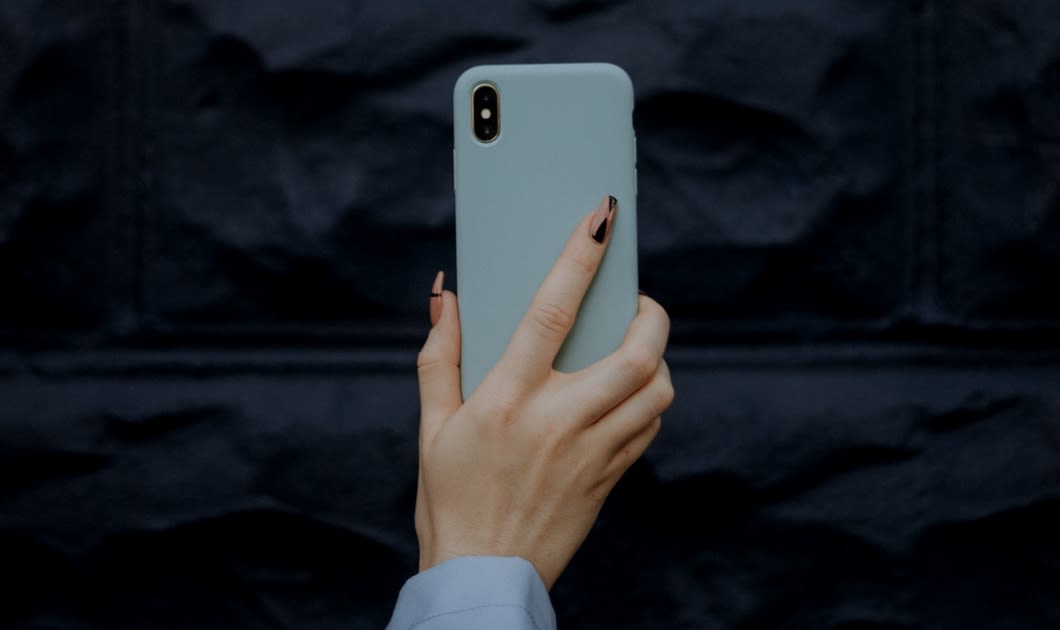 vogue-business-article1-holdingphone