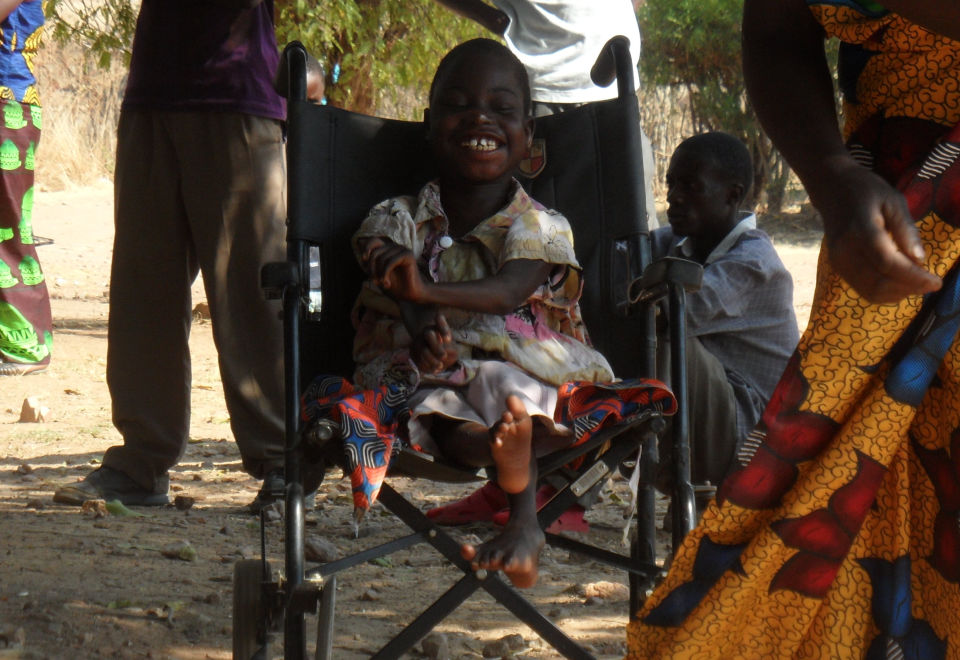 Kinderen met een fysieke en of verstandelijke beperking in Zambia worden geholpen door het outreach team