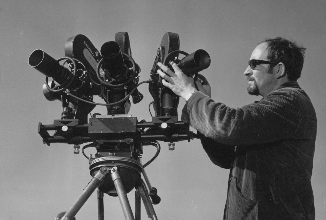 Kell Fowler mounts a lens on to the 3-camera rig Kell Fowler mounts a lens on to the 3-camera rig