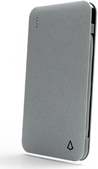 Chargeur portatif Power Charge Plus gris avec câbles Lightning et micro USB vu de face