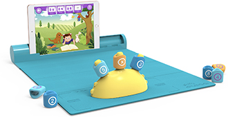 Vue en angle des composants de Plugo Count de Shifu avec un iPad sur un tapis de jeu