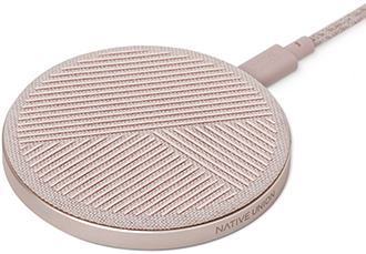 Vue en angle du chargeur sans fil DROP rose de Native Union