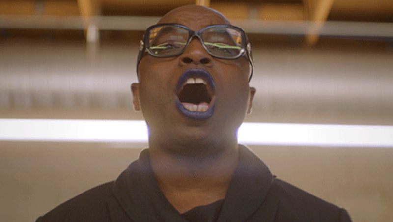 Une personne qui parle