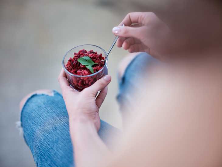 Frau hat einen gesunden Snack in der Hand