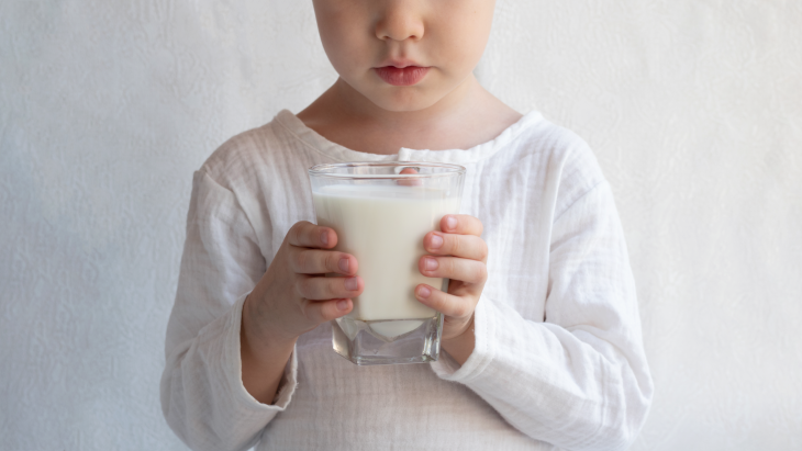 Neurodermitis-Ernährung-Kind mit Milchglas